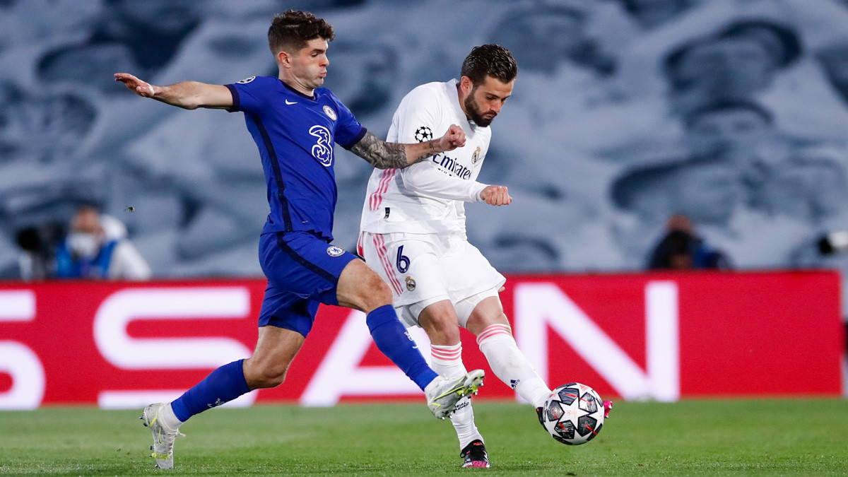 Cristian Pulisic berusaha menghalangi tembakan Nacho Fernandes saat Real Madrid menjamu Chelsea di leg pertama semifinal Liga Champions 2020/2021, Rabu 28 April 2021 di Estadio Alfredo di Stefano. (Foto: Twitter/@realmadrid)