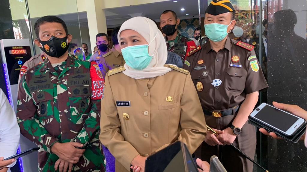 Gubernur Jawa Timur, Khofifah Indar Parawansa saat berada di Balai Pengembangan Sumber Daya Manusia (BKPSDM) Jatim, Kota Malang (Foto: Lalu Theo/ngopibareng.id)