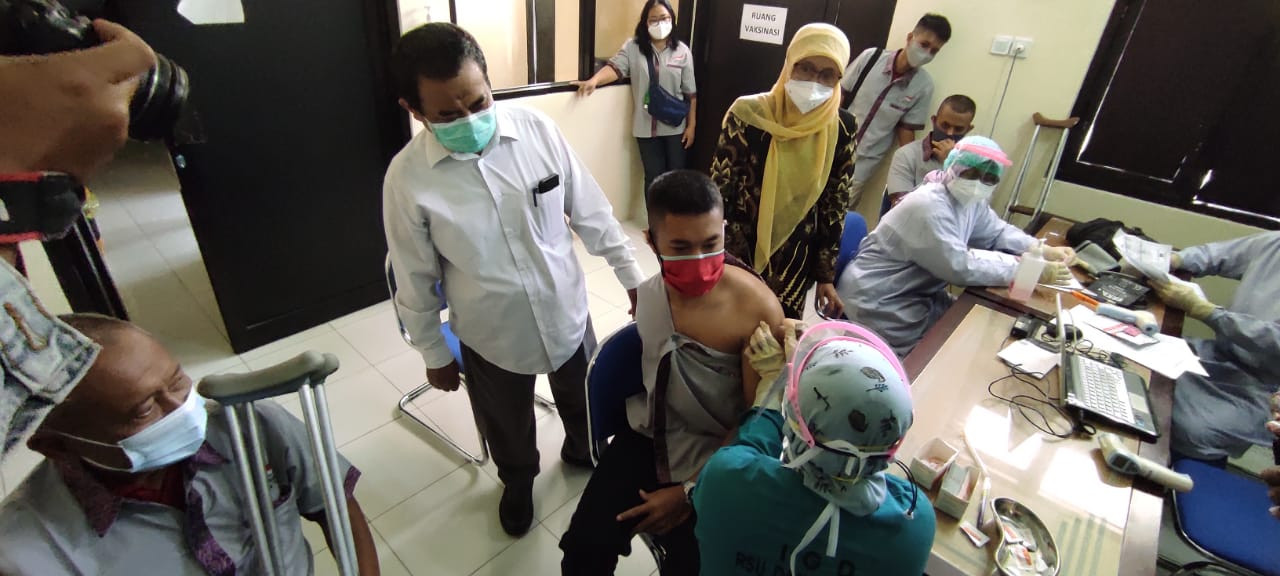 Pengurus dan atlet penyandang disabilitas jalani giat vaksinasi di rumah sakit Dana Husada Kota Kediri (Foto: Fendhy Plesmana/Ngopibareng.id)