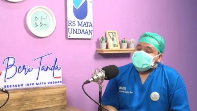 dr. Nur Alim dalam podcast Beri Tanda, rangkaian acara Virtual Expo hari jadi ke-88 RS Mata Undaan. (Foto: Pita Sari/Ngopibareng.id)