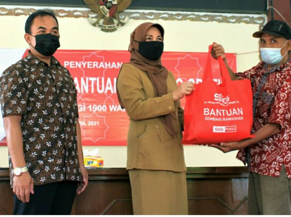 Lurah Sidomoro, Cristina menerima bantuan sembako dari manager CSR SIG  Edy Saraya. (Foto: Istimewa)