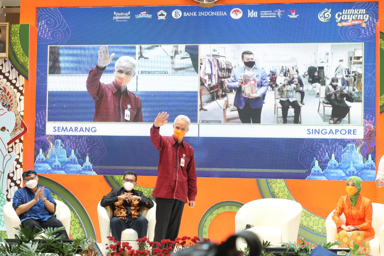 Gubernur Ganjar saat membuka pameran UMKM secara virtual di Singapura. (Foto: Dok Jateng)