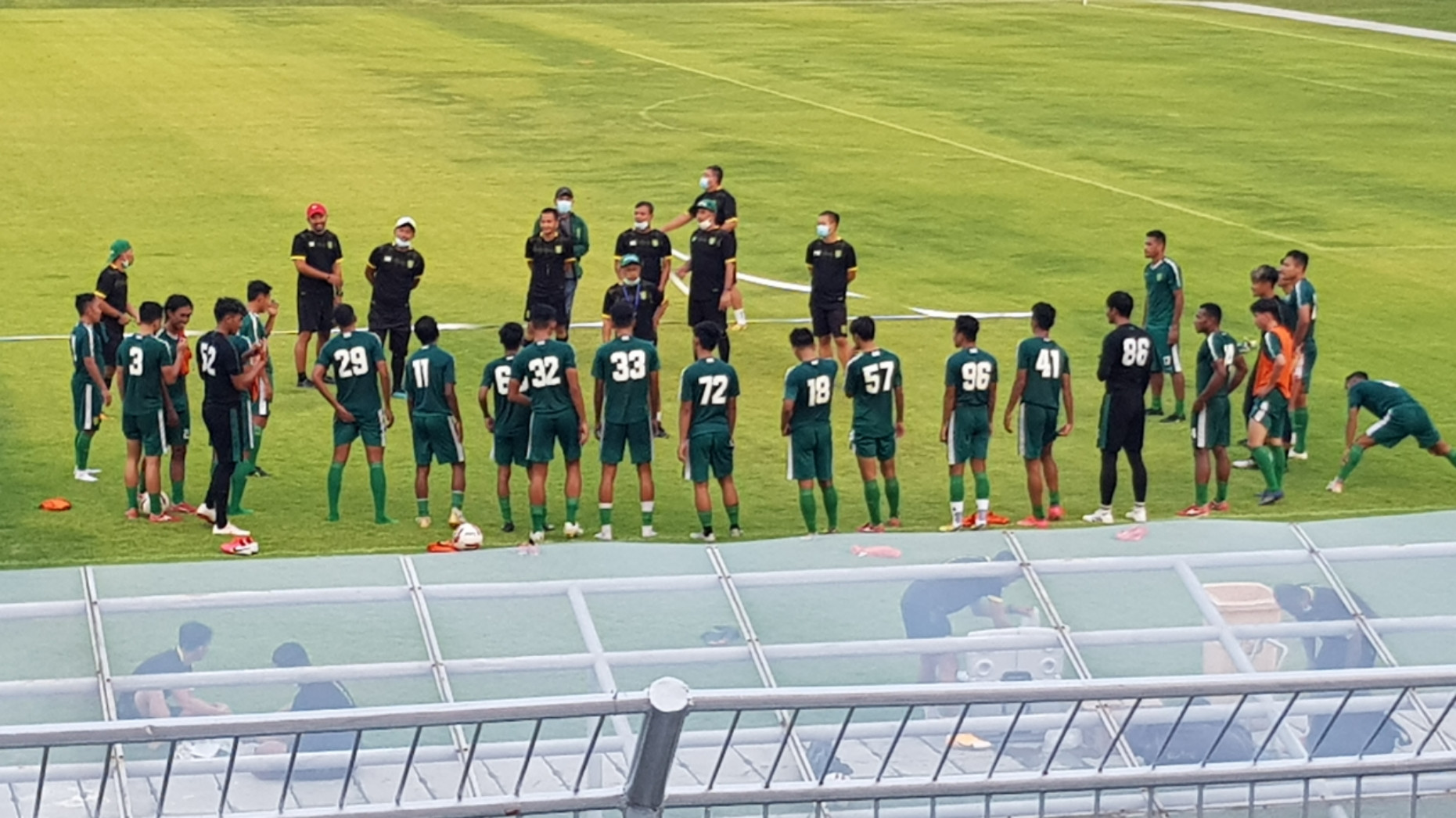 Persebaya Surabaya saat berlatih di Stadion Gelora 10 November, Surabaya. (Foto: Fariz Yarbo/Ngopibareng.id)