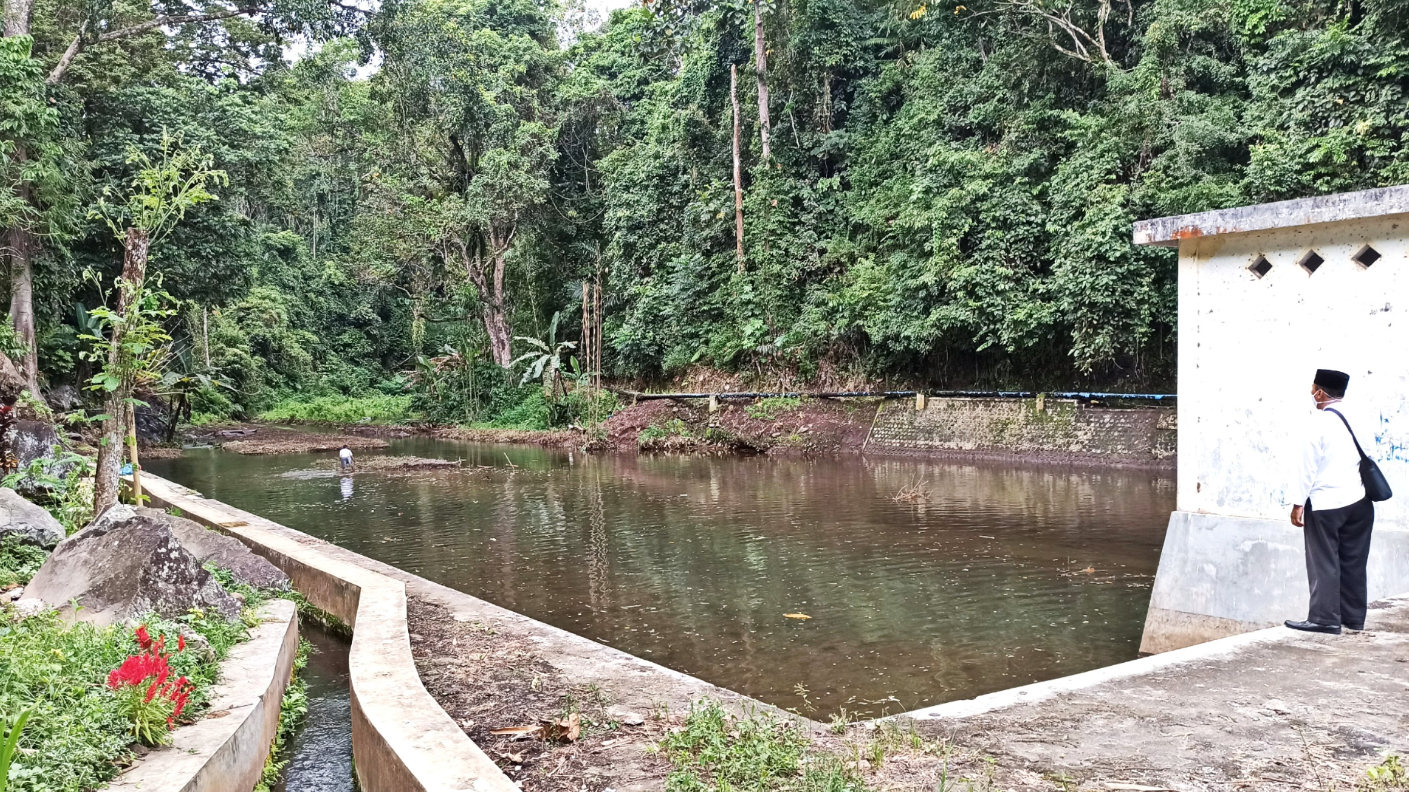 Embung yang ada di wisata alam Kalongan Indah sedang dalam proses pembersihan (foto:Muh Hujaini/Ngopibareng.id)