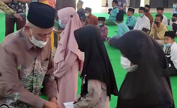 Bupati Bondowoso menyerahkan santuan uang Baznas kepada 305 anak yatim di pendapa bupati setempat, Kamis 29 April 2021. (foto: guido saphan/ngopibareng.id)