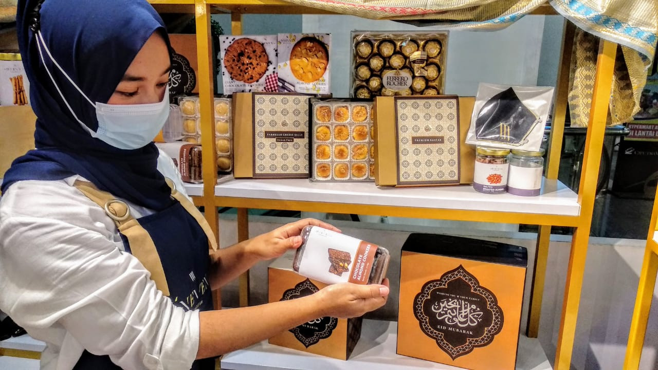 Sales promotion girl D'NEVEN menunjukkan salah satu koleksi hampers-nya di Ciputra World Surabaya lantai tiga. (Foto: Mutqiyyah Rizqi/Ngopibareng.id)