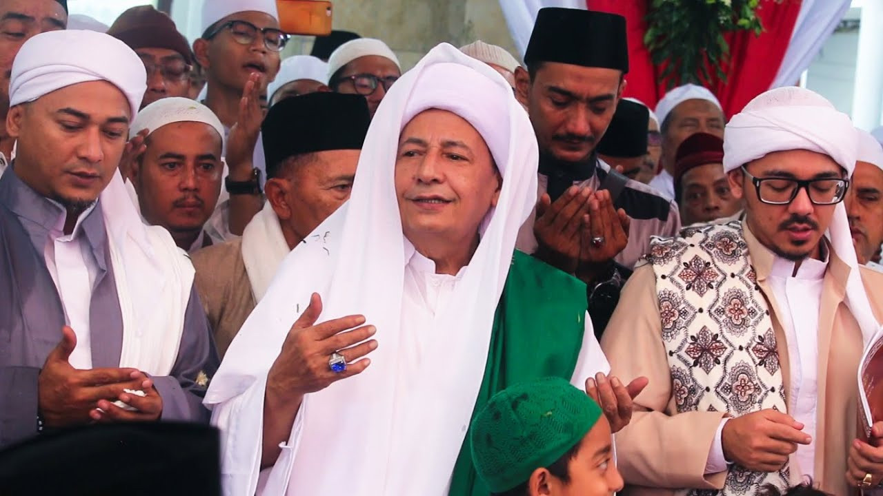 Habib Luthfi bin Yahya bersama dua putranya, Habib Bahauddin bin Luthfi dan Habib Husein bin Luthfi saat Pengajian di Kanzus Shalawat, Pekalongan. (Foto: Istimewa)