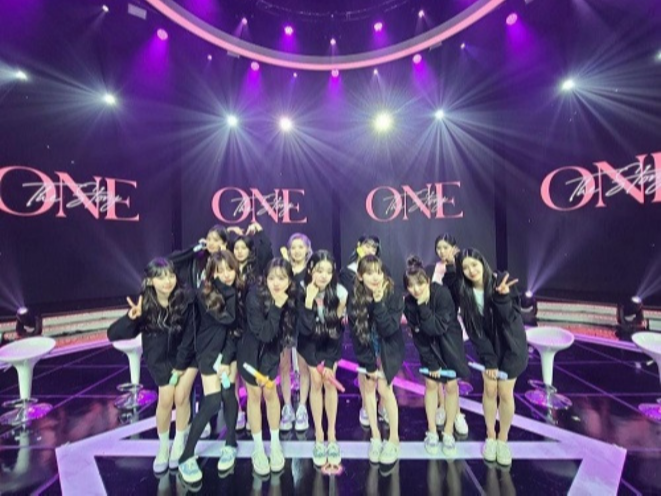 Foto kenangan girl group IZ*ONE. (Foto: Istimewa)