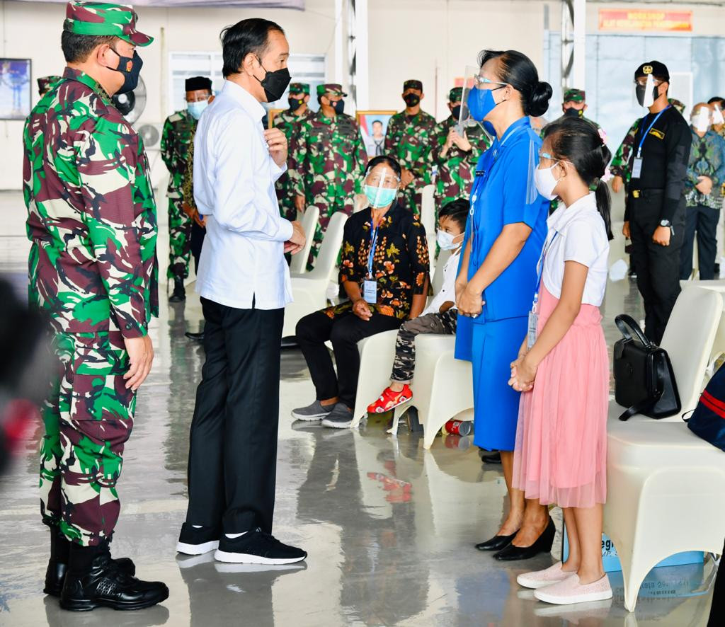 Presiden Joko Widodo (Jokowi) saat berjumpa keluarga prajurit korban KRI Nanggala-402 di Hanggar Bandara Juanda, pada Kamis 29 April 2021. (Foto: Setpres)