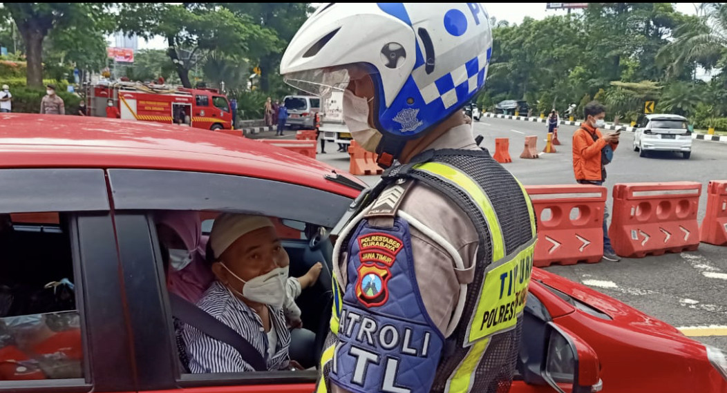 Penyekatan pemudik jalur Surabaya - Sidoarjo, di Bundaran Waru (Foto: Andhi Dwi/Ngopibareng.id)