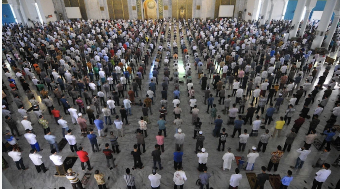 Shaf salat di Masjid Al Akbar Surabaya mengharuskan antar jemaah berjarak sekitar 1 meter. (Foto : Erfan Hazransyah/Ngopibareng.id)