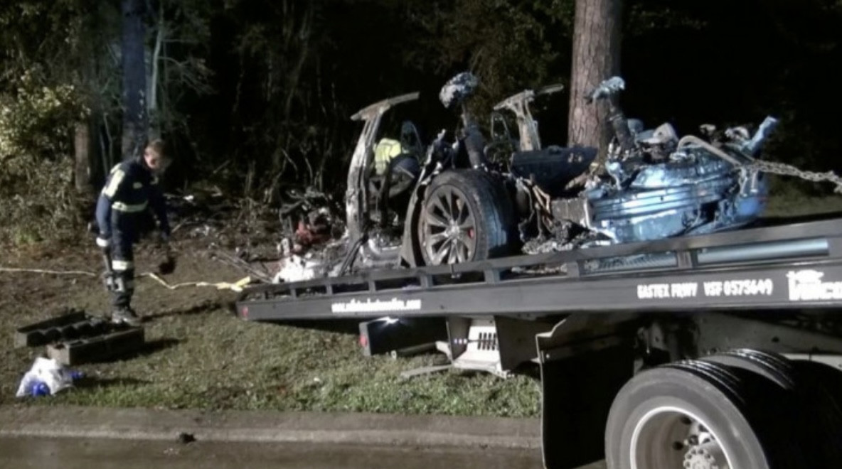 Bangkai mobil Tesla yang terbakar tanpa pengemudi di AS.