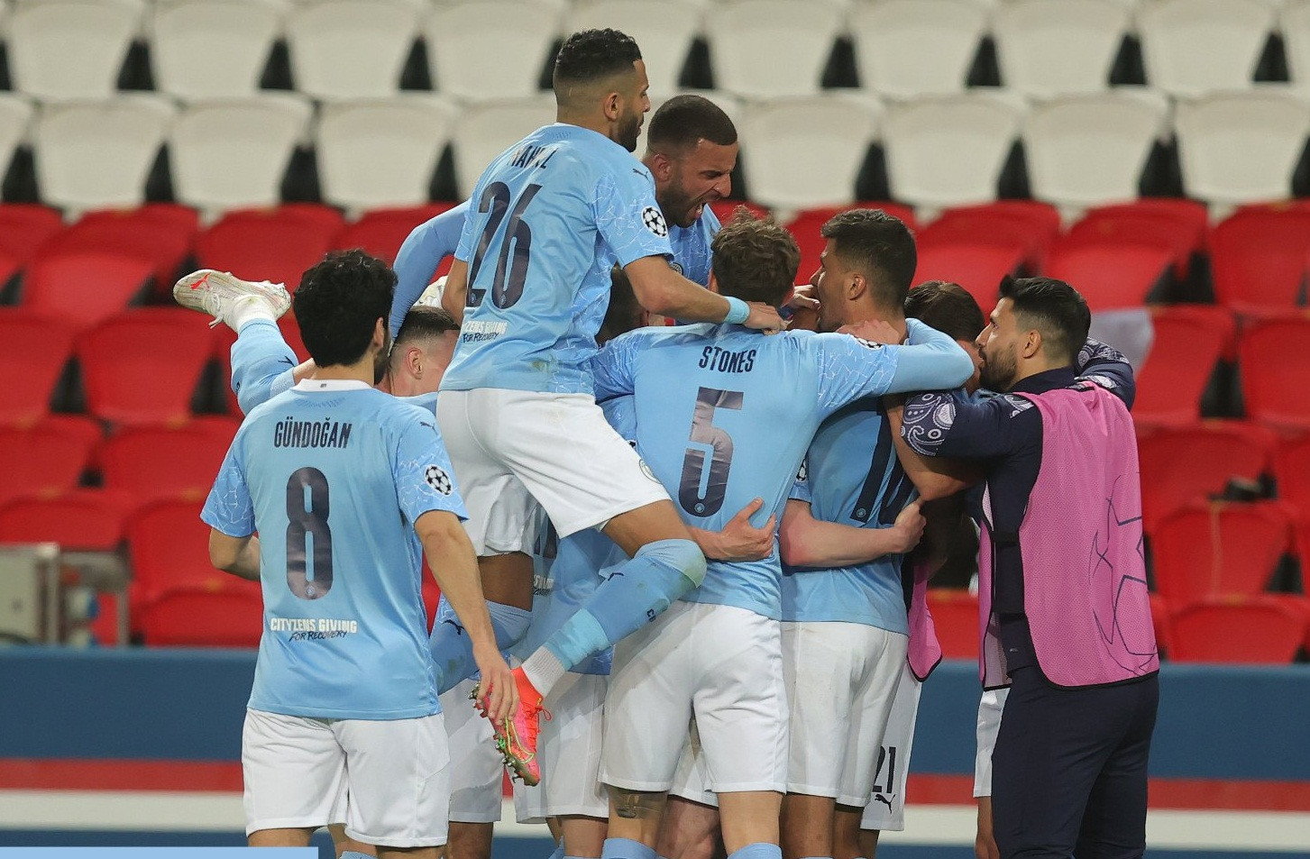 Para pemain Manchester City merayakan gol Riyadh Mahrez di pertandingan pertandingan di leg pertama semifinal Liga Champions 2020/2021, Kamis 29 April 2021 di Parc des Princes. (Foto: Twitter/@ManCity)