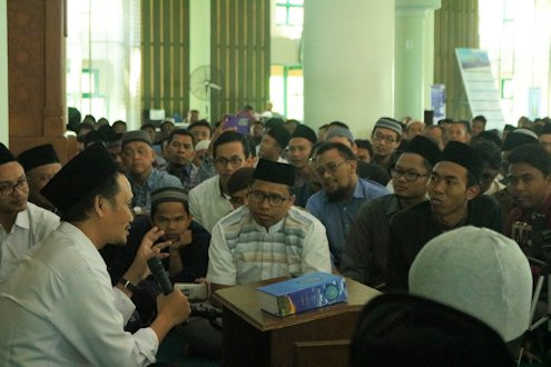 KH Ahmad Baha'uddin NUrsalim alias Gus Baha ketika ngaji bareng di UII Jogjakarta. (Foto: uii)