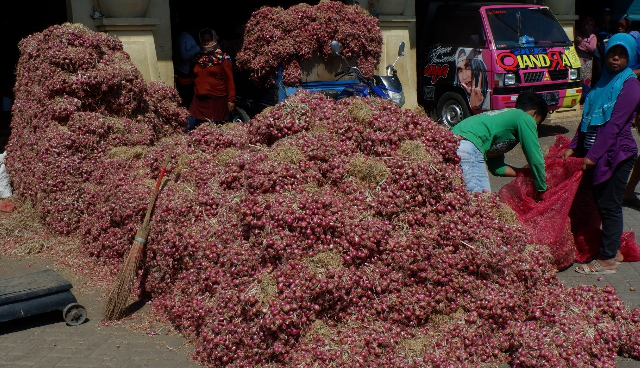 Salah satu pedagang di Pasar Bawang Merah, Kecamatan Dringu, Kabupaten Probolinggo. (Foto: Ikhsan Mahmudi/Ngopibareng.id)