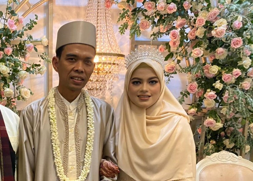 Ustadz Abdul Somad atau akrab disapa UAS pose bersama istri mudanya, Fatimah Az Zahra, Selasa 28 April 2021. (Foto: Instagram UAS)