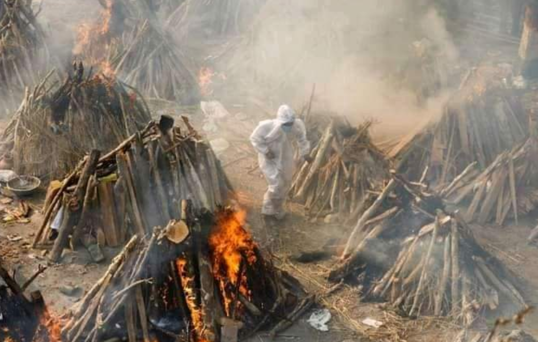 Polisi di India mencari lahan baru untuk membuka krematorium, untuk membakar jenazah pasien Covid-19. (Foto: tangkapan layar Twitter)