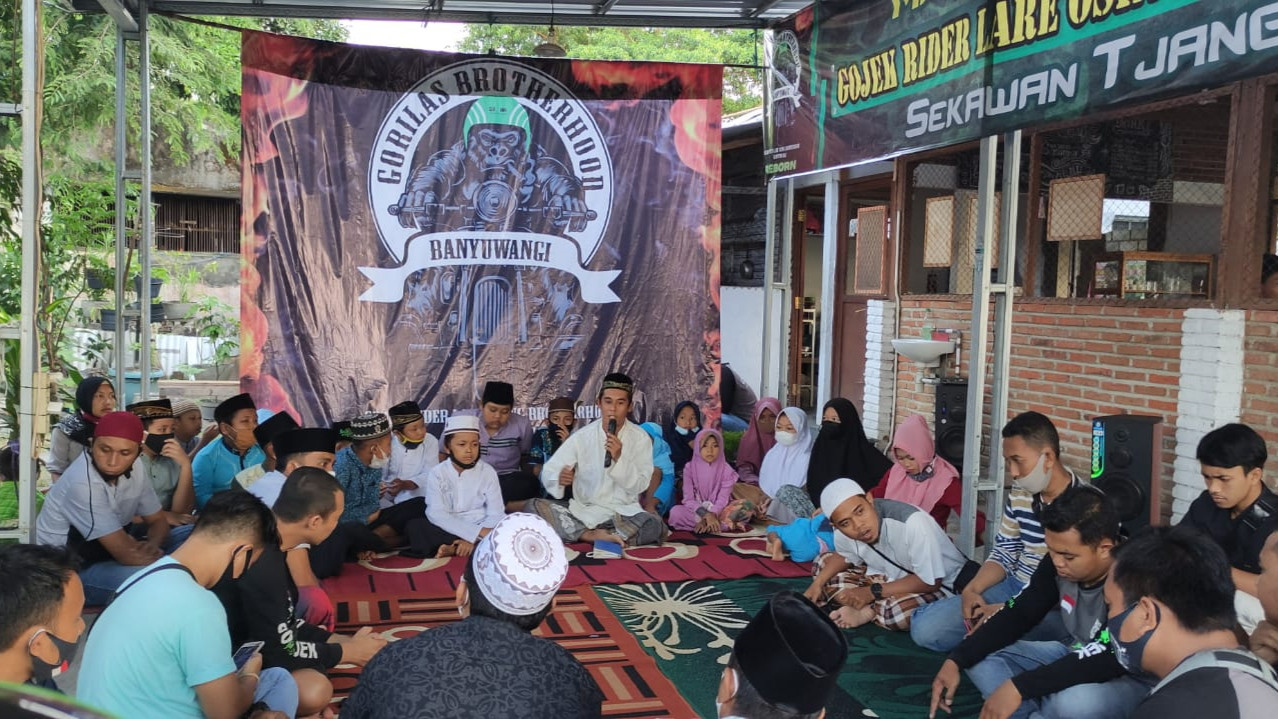 Komunitas ojol Gorilas Brotherhood Banyuwangi melakukan pembagian THR untuk anak yatim di sebuah warung di Jalan Mendut Banyuwangi, Jawa Timur. (Foto: Istimewa)