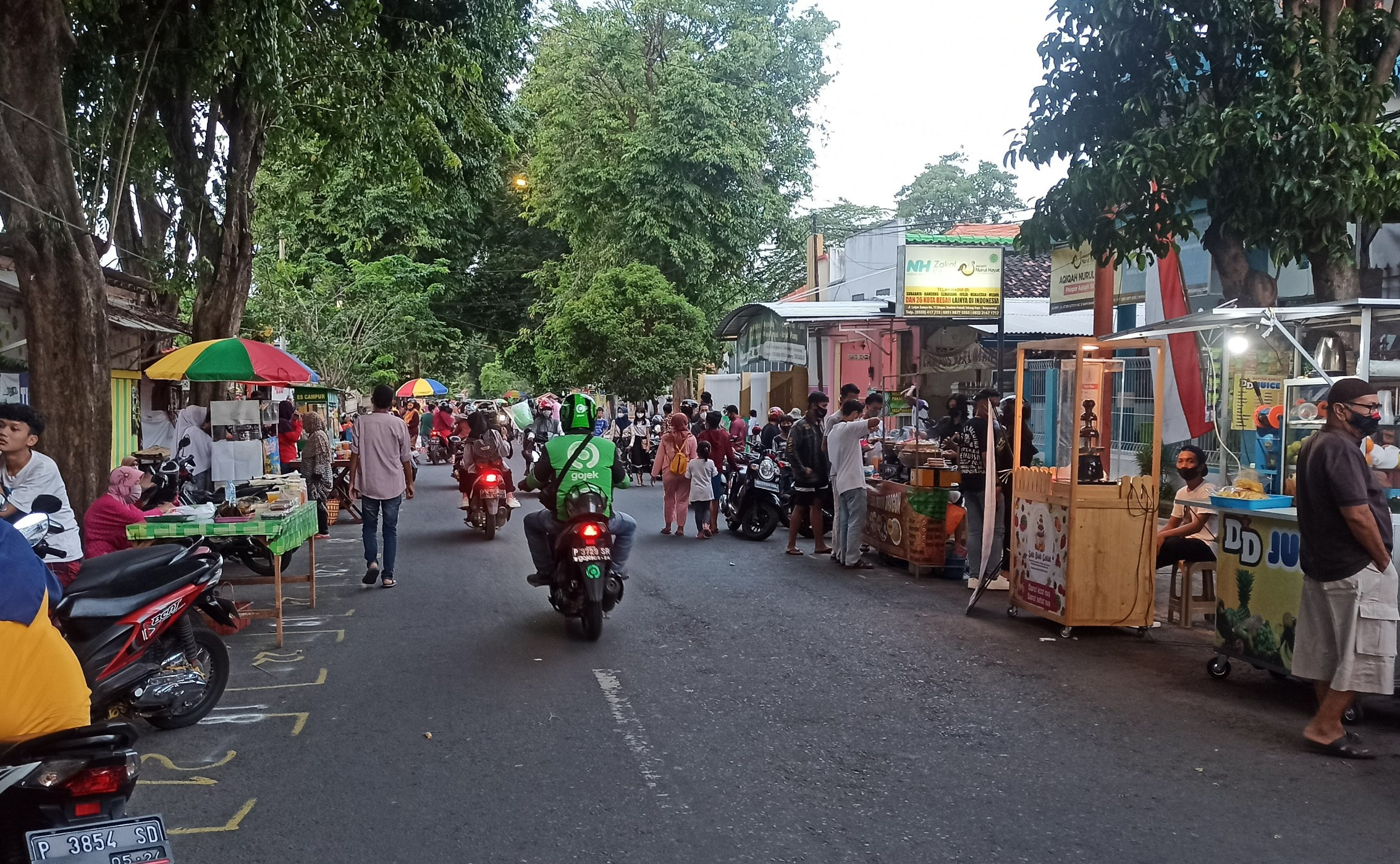 Pasar takjil di Jl. Letjen Sutoyo Banyuwangi. Pasar takjil menjadi salah satu lokasi yang menimbulkan kerumunan yang berpotensi menjadi penyebaran covid-19 (foto:Muh Hujaini/Ngopibareng.id)