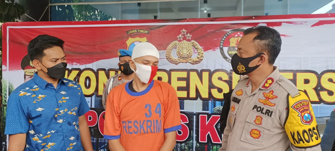 Sales permen, tersangka pembunuhan lansia dengan linggis di Kediri saat rilis kasus di Polres Kediri. (Foto: Istimewa)