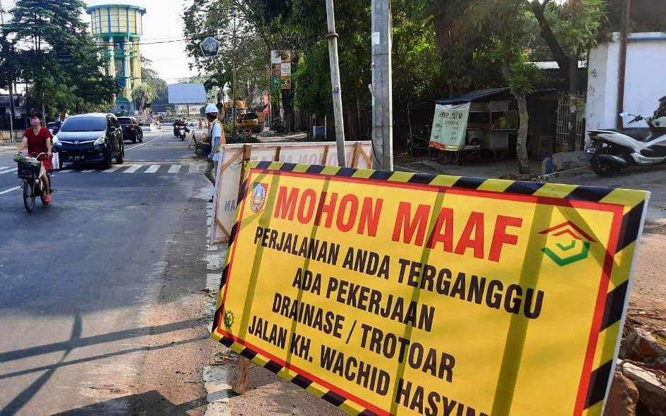 Aktivitas pekerja dalam membongkar taman di kawasan Jalan KH Wahid Hasyim Jombang yang sudah mulai terlihat hari ini. (Foto: Mardiansyah Triraharjo/Ngopibareng.id)