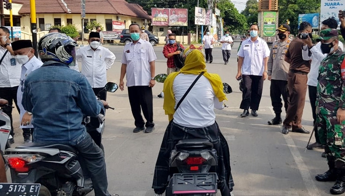 Forkopimda Situbondo sosialisasi larangan mudik Lebaran 2021 sambil bagikan takjil dan masker kepada pengendara di jalan. (foto: istimewa)