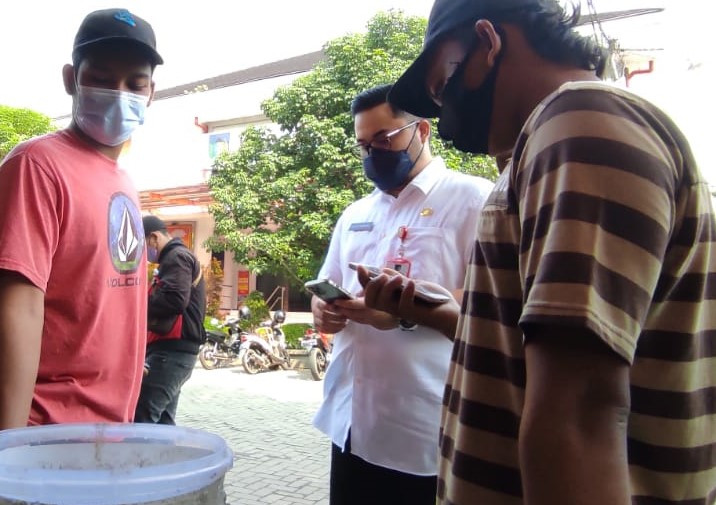 Bupati Kediri usai sidak di kantor Dispendukcapil temukan praktek pungli lahan parkir. (Foto: Fendhy Plesmana/Ngopibareng.id)