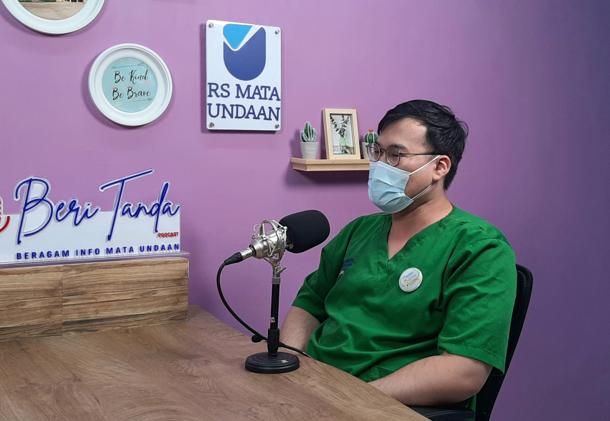 Dokter Instalasi Gawat Darurat (IGD) RS Mata Undaan Surabaya, dr Leonardo Tedjaprasadja dalam podcast Beri Tand RS Mata Undaan. (Foto: Pita Sari/Ngopibareng.id)