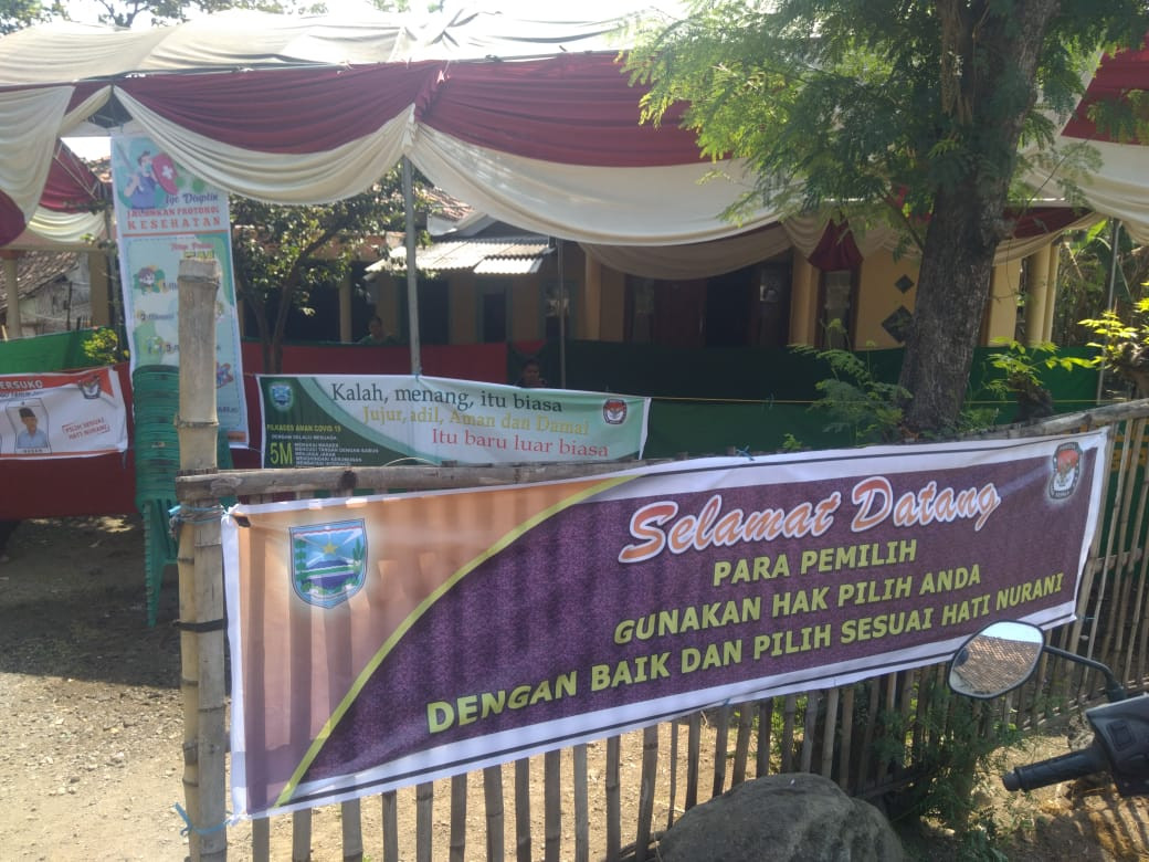 TPS di sebuah desa di Kecamatan Dringu, Kabupaten Probolinggo yang akan menggelar pilkades serentak, Minggu, 2 Mei 2021. (Foto: Ikhsan Mahmudi/Ngopibareng.id)