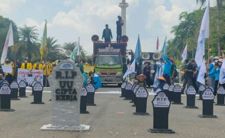 Aksi teatrikal KSPI dalam memperingati Hari Buruh di Monas, Sabtu 1 Mei 2021. (Foto: Asmanu Sudharso/ Ngopibareng.id)