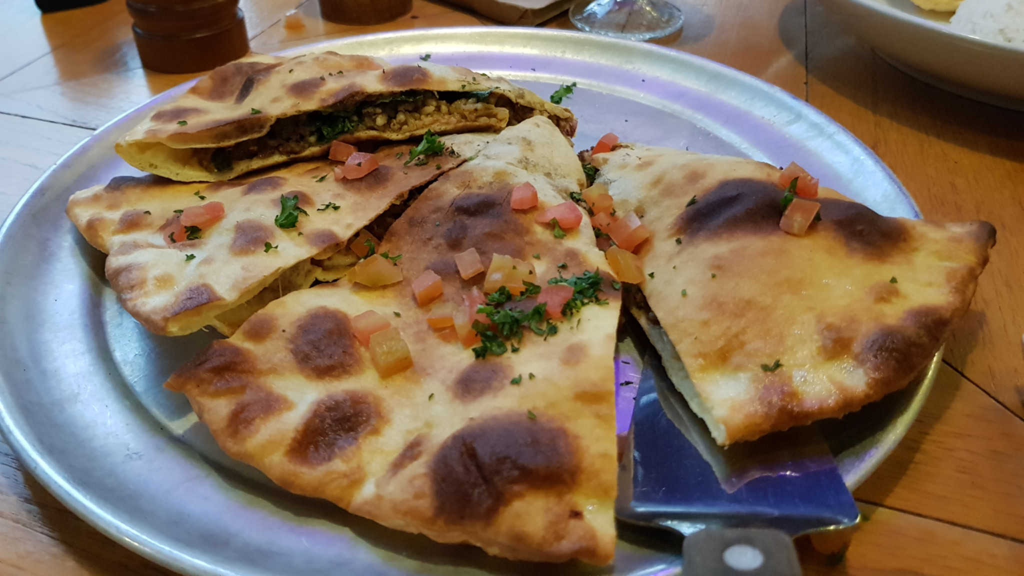 Nasi Padang Calzone. (Foto: Fariz Yarbo/Ngopibareng.id)