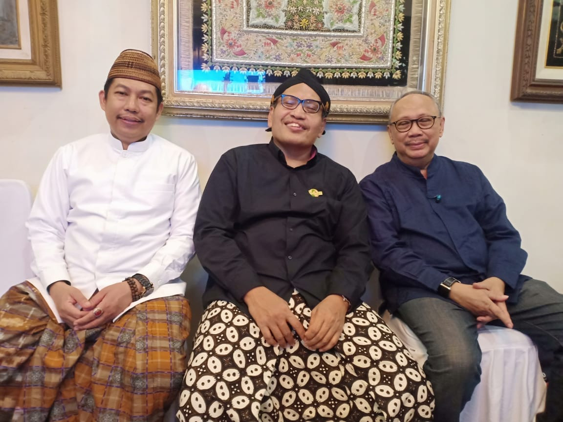 Pengampu pengajian kitab Ihya Ulummiddin karya Imam Al-Ghazali, Ulil Abshar Abdalla diapit Abdul Moqsith Ghazali dan Ebiet G Ade. (Foto: Istimewa)