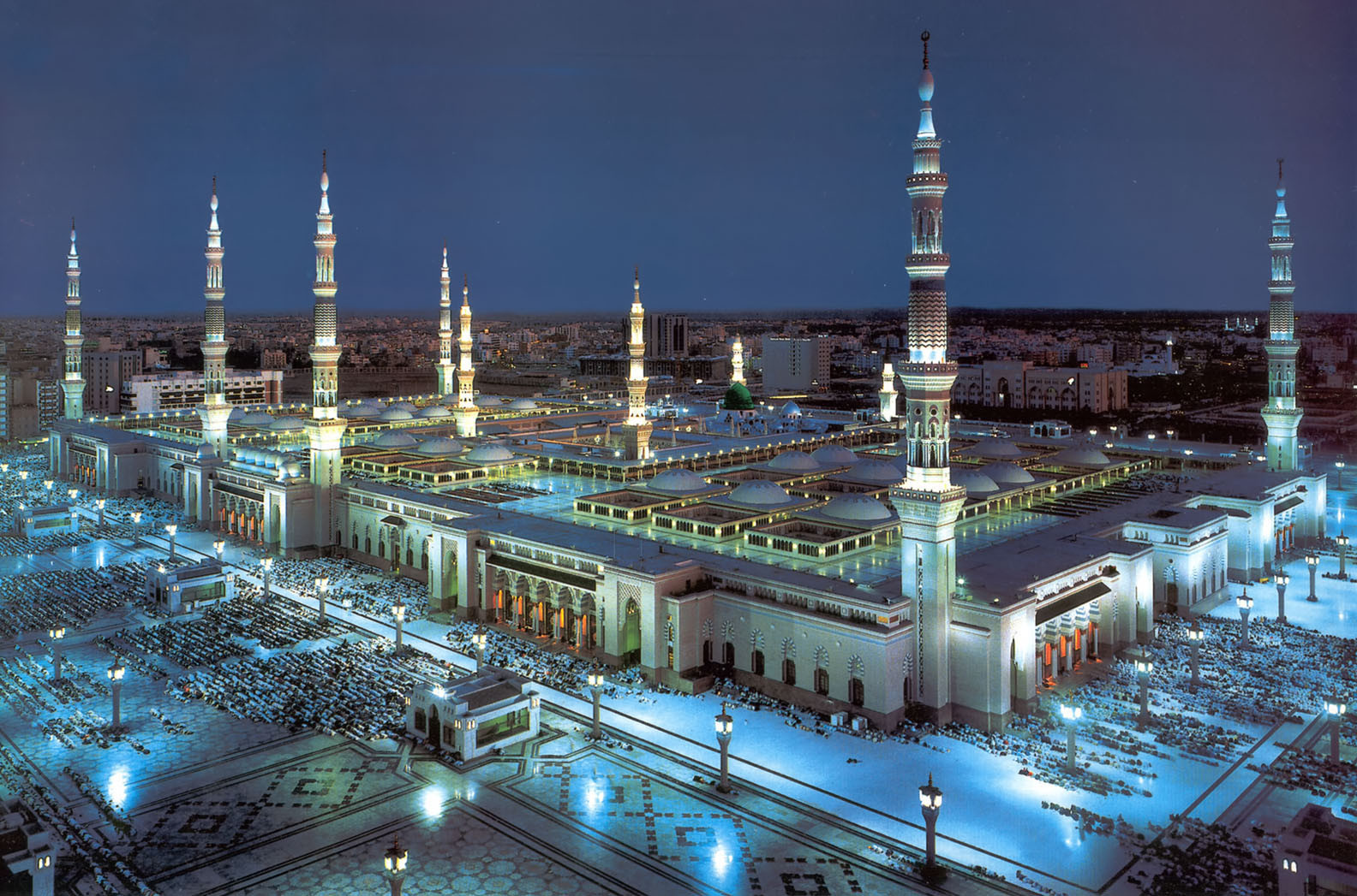 Masjid Al Nabawi yang tampak indah pada malam hari. (Foto: Istimewa)