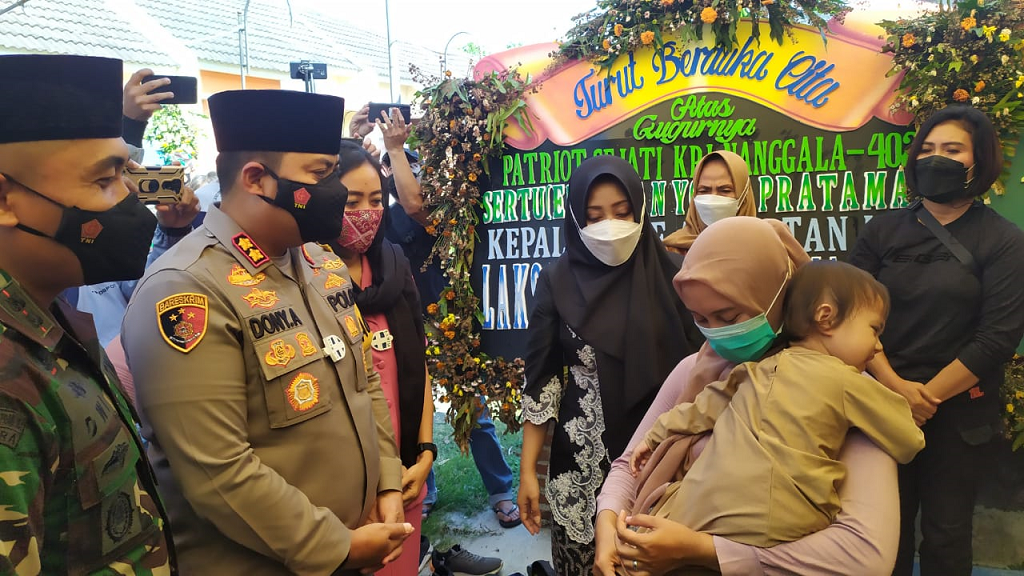 Forkopimda Mojokerto saat menyambangi anak dan istri Sertu Yogie kru KRI Nanggala 402 di rumah yang ada di Mojokerto.(Foto: Deni Lukmantara/Ngopibareng.id)