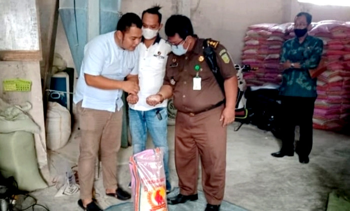 Tim Satgas Pangan Bondowoso meninjau ketersediaan dan kualitas beras BPNT di salah satu distributor. (foto: istimewa/ngopibareng.id)