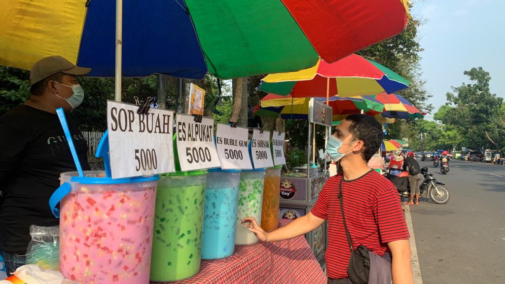 Salah satu pengunjung di pasar takjil Kota Malang (Foto: Lalu Theo/ngopibareng.id)