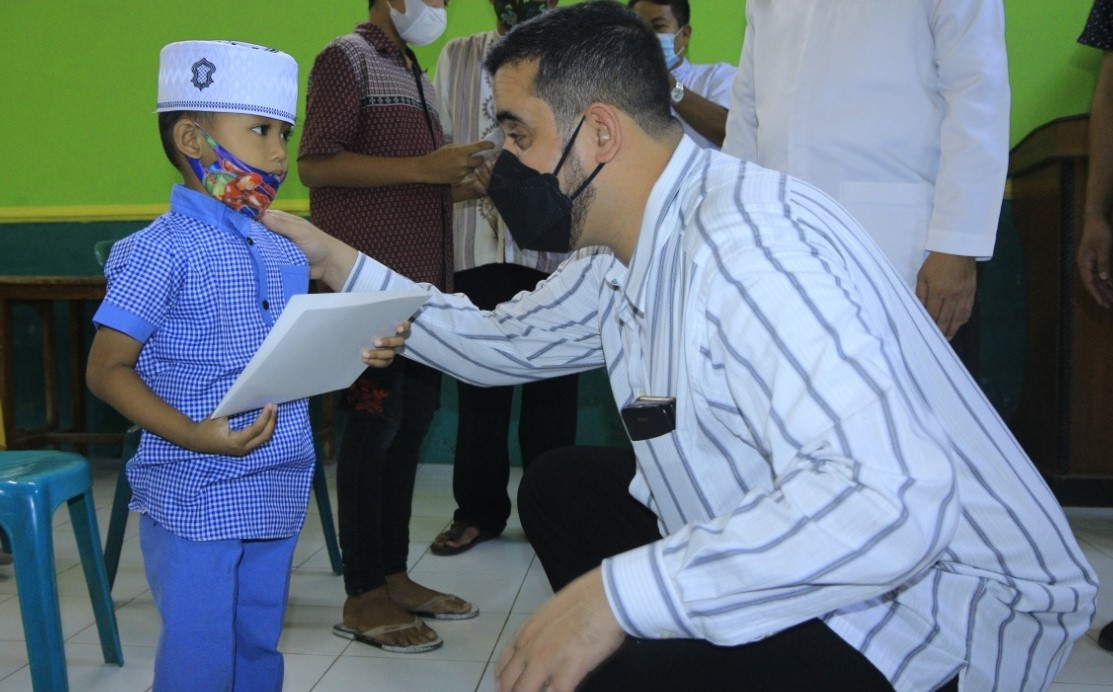 Walikota Hadi Zainal Abidin (kanan) saat memberikan santunan kepada anak yatim di Kecamatan Kanigaran. (Foto: Ikhsan Mahmudi/Ngopibareng.id)