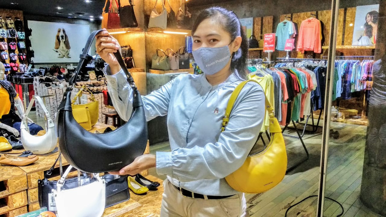 Pipit Cahyani, Sales Promotion Girl Hush Puppies Ciputra World saat menunjukkan koleksi Tas Leni Shoulder warna hitam (Foto: Mutqiyyah Rizqi/Ngopibareng.id)