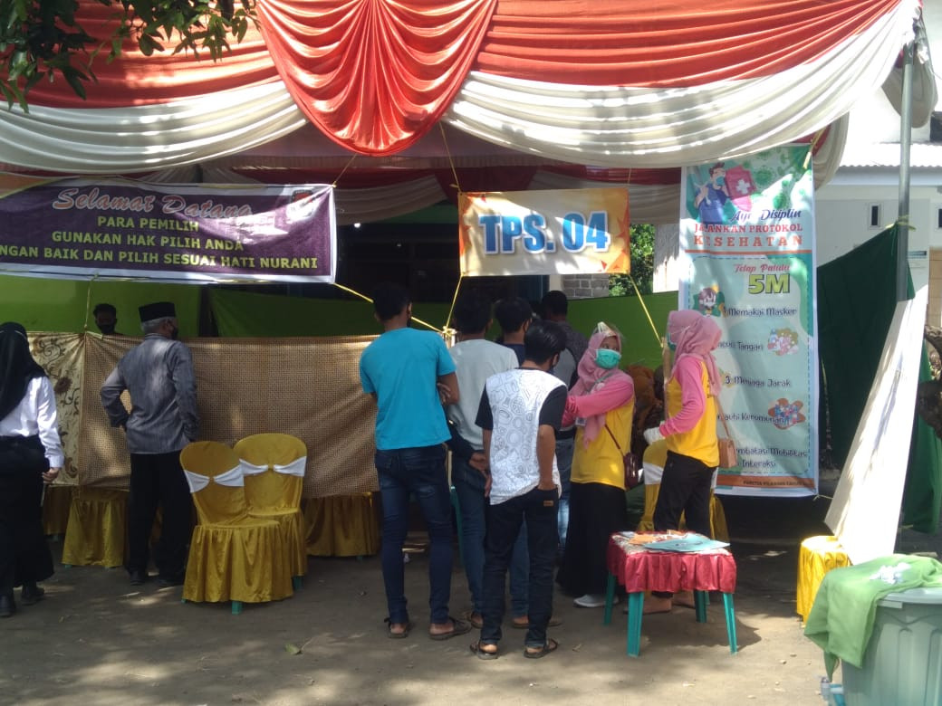 Suasana Pilkades di sebuah desa di Kabupaten Probolinggo, Jawa Timur, Minggu, 2 Mei 2021. (Foto: Ikhsan Mahmudi/Ngopibareng.id)