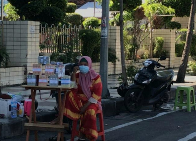 Calo penukar uang di Pinggir Jalan. (Foto: Pita Sari/Ngopibareng.id)