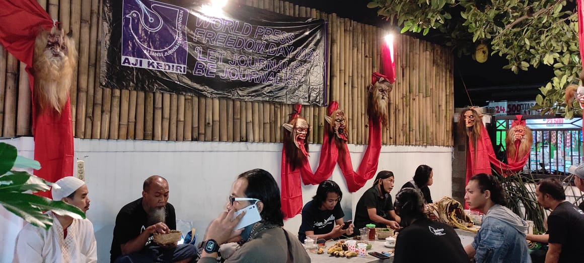 Aliansi Jurnalis Independen (AJI) Kediri, Jawa Timur, melibatkan pekerja seni dalam rangkaian Hari Kebebasan Pers. (Foto: Fendhy Plesmana/Ngopibareng.id)