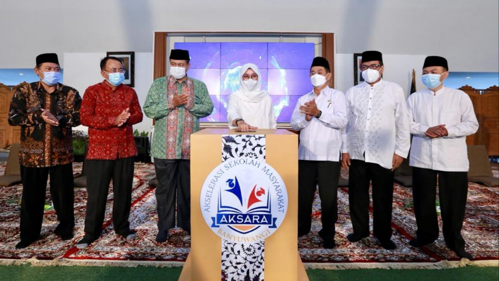 Bupati Banyuwangi Ipuk Fiestiandani meluncurkan program Aksara untuk mengakomodir masyarakat yang belum mengikuti pendidikan formal mengikuti pendidikan kesetaraan (foto:istimewa)