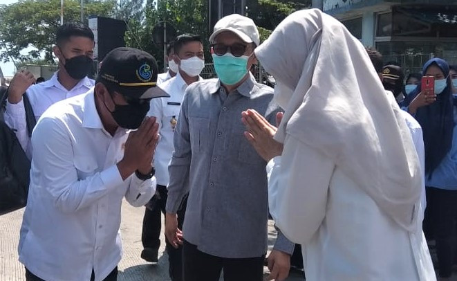 -Menteri Kelautan dan Perikanan, Sakti Wahyu Trenggono (kiri) saat mengunjungi Pelabuhan Perikanan Pantai (PPP) Mayangan, Kota Probolinggo. (Foto: Ikhsan Mahmudi/Ngopibareg.id)