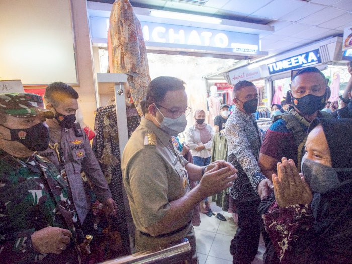 Anies Baswedan di Pasar Tanah Abang (Foto: AntaraAditya Pradana Putra)