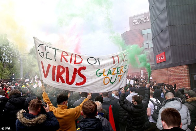 Fans MU gelar aksi protes di Stadion Old Trafford yang mengakibatkan laga Manchester United kontra Liverpool, Minggu 2 Mei dibatalkan. (Foto: Dailymail)