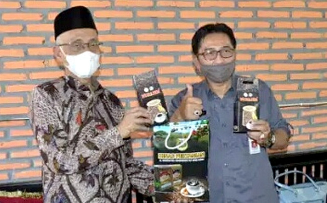 Bupati Bondowoso KH. Salwa Aridin dengan Dirjen PSP Kementan RI Sarwo Edhy. (Foto: Istimewa)