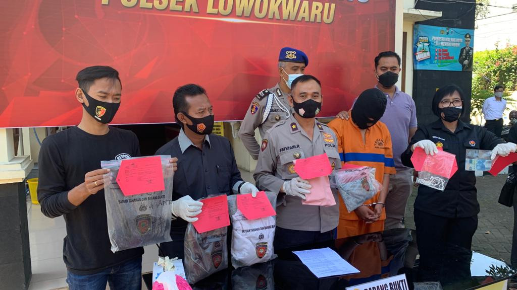 Rilis kasus pemerasan dan pemerkosaan di Mapolsek Lowokwaru, Kota Malang (Foto: Lalu Theo/ngopibareng.id)