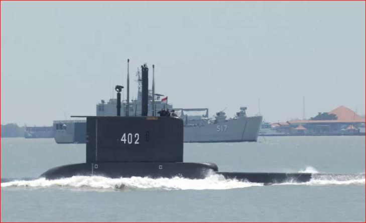 Kapal Selam KRI Nanggala-402 melakukan "Sailing Pass" di Dermaga Ujung, Koarmatim, Surabaya, Jawa Timur, Kamis 25 September 2014. (Foto: Antara/M Risyal Hidayat)