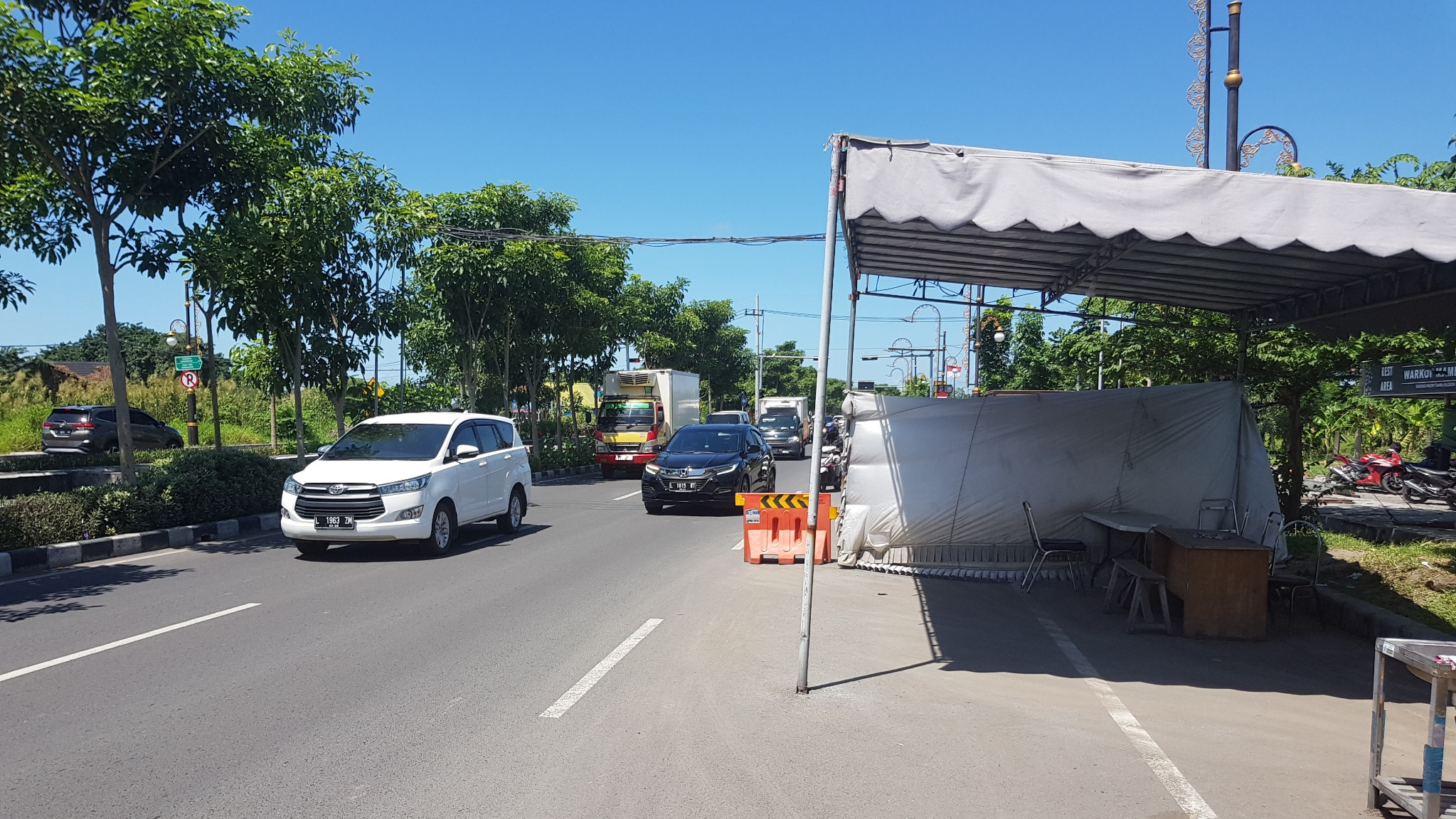 Posko check point Merr Gunung Anyar disiapkan untuk penyekatan. (Foto: Fariz Yarbo/Ngopibareng.id)