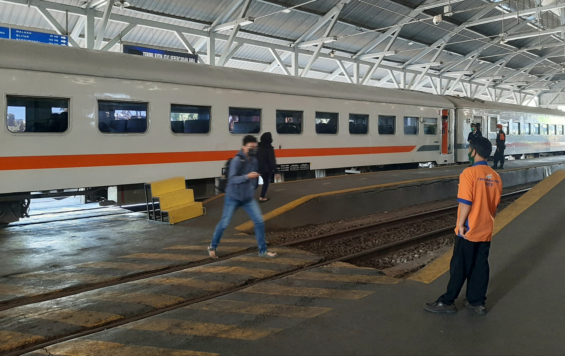 Penumpang yang turun dari kereta api yang berhenti di Stasiun Wonokromo Surabaya. (Foto: Pita Sari/Ngopibareng.id)